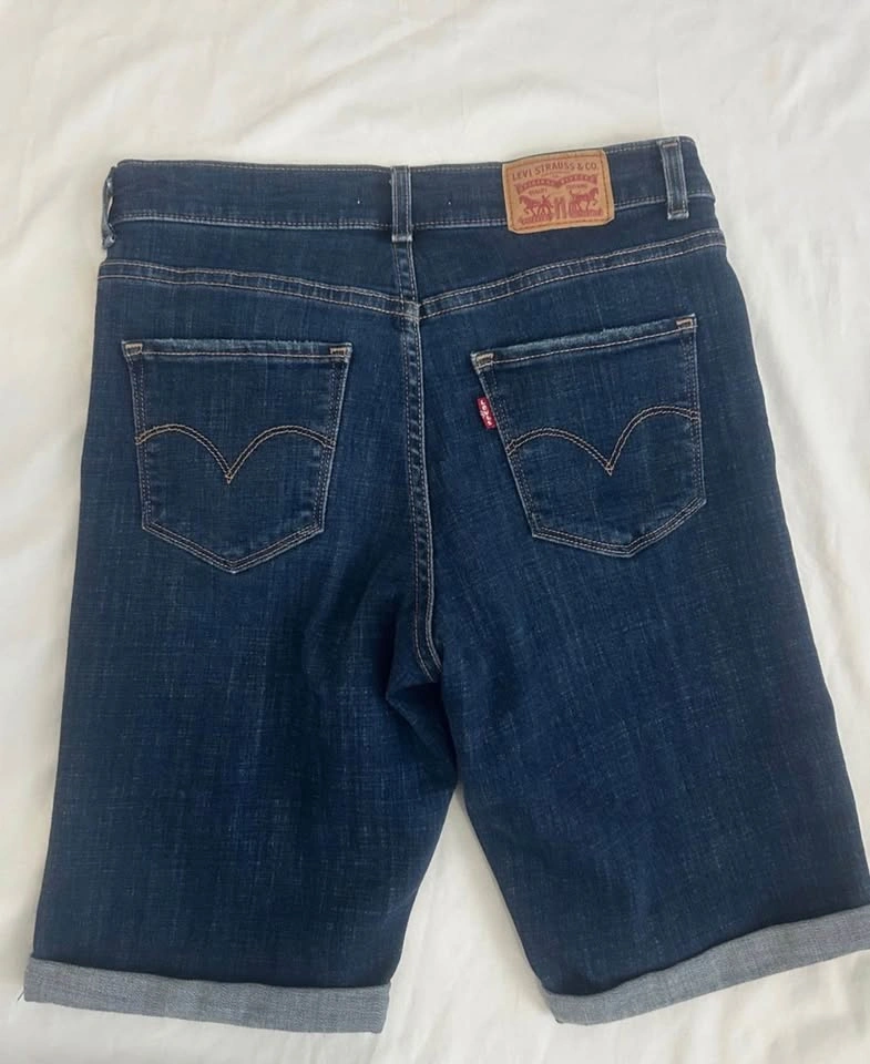 Levi's Women's Classic Bermuda Denim Shorts / Size 25 - photo 2