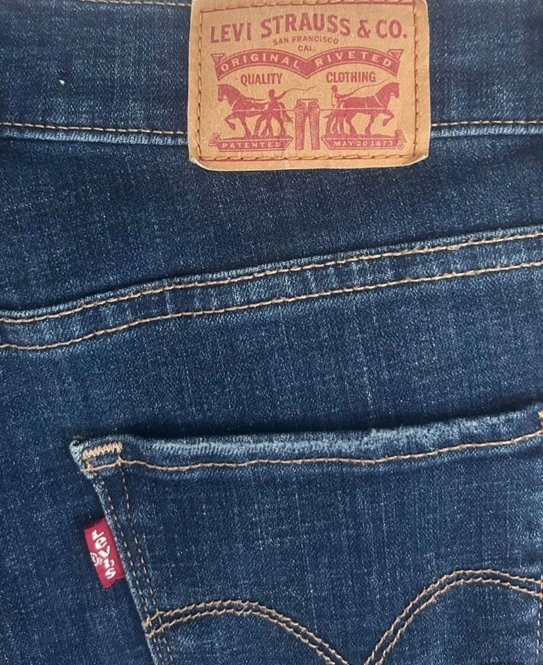 Levi's Women's Classic Bermuda Denim Shorts / Size 25 - photo 3