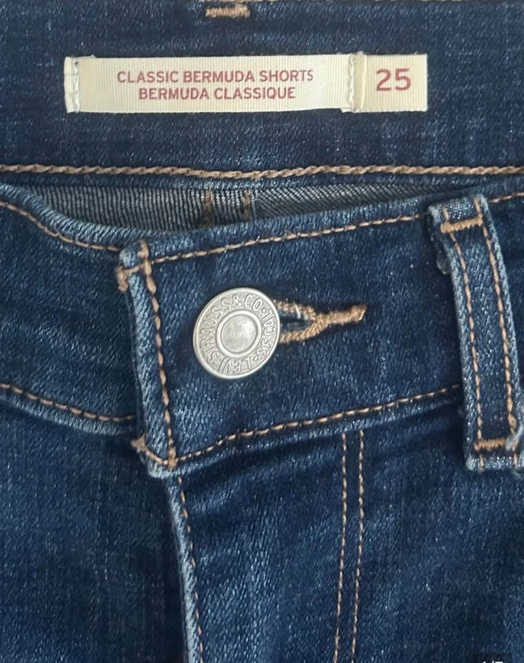 Levi's Women's Classic Bermuda Denim Shorts / Size 25 - photo 5