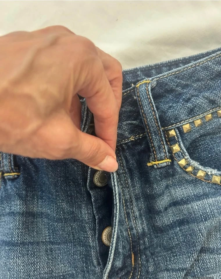 American Eagle Y2K Studded Distressed Low Rise Shorts Size 6 - photo 5