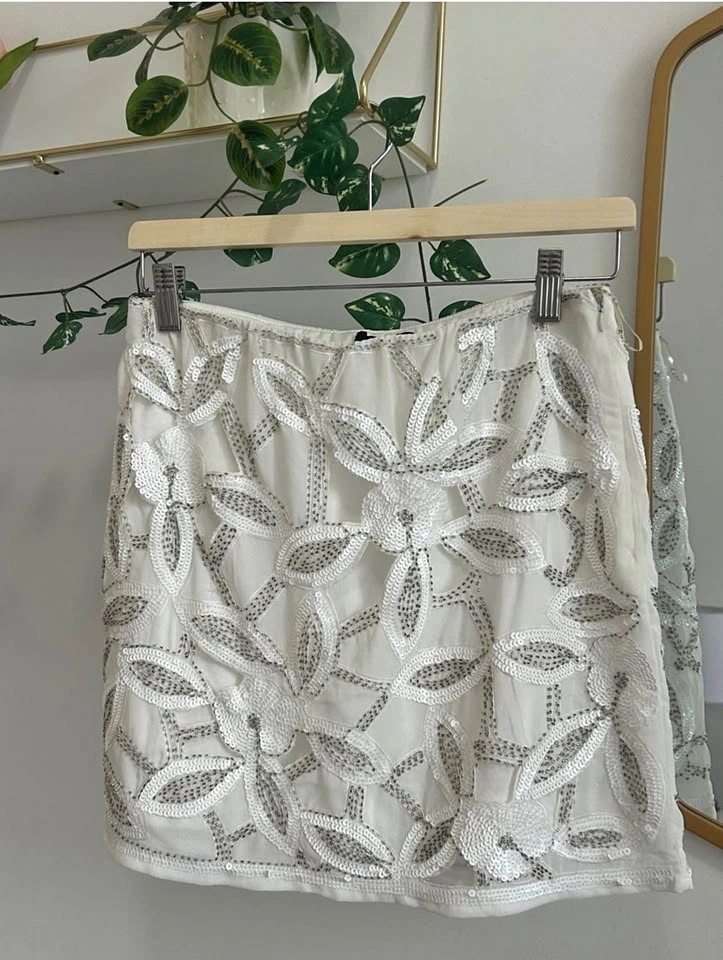 VERTY NWOT White Sequin Beaded Floral Mini Skirt - M
