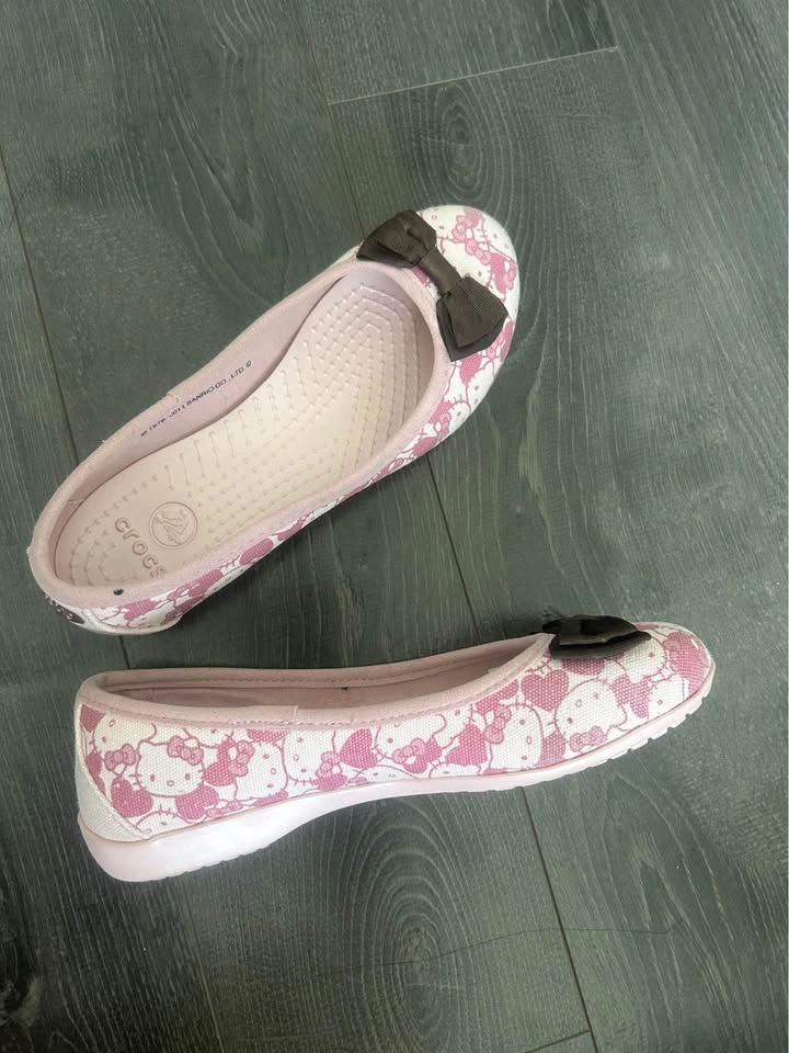 Crocs x Sanrio Hello Kitty Pink Bow Ballet Flats Women’s 5 - photo 2