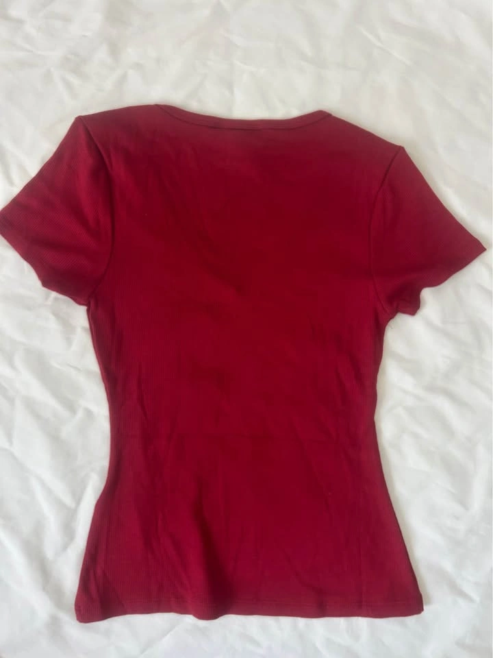 NWT GUESS Los Angeles Red Ribbed V-Neck Rhinestone Tee - S - photo 2