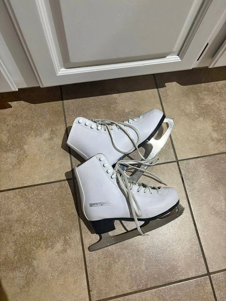 Ice figure skates