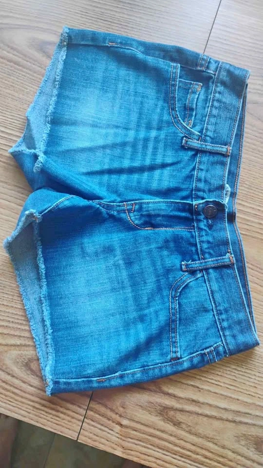 Old Navy The Diva Women's Low-Rise Denim Cut-off Shorts Size 2