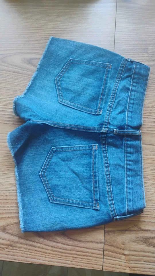 Old Navy The Diva Women's Low-Rise Denim Cut-off Shorts Size 2 - photo 2