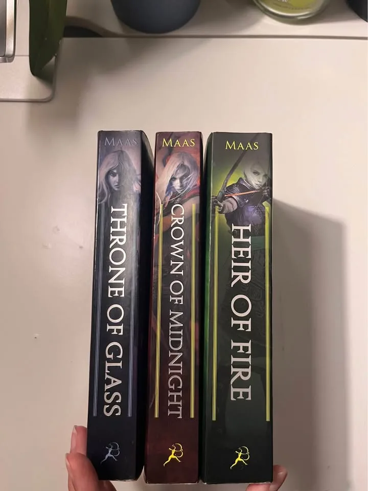 Throne of Glass Original Covers image indicator(2)