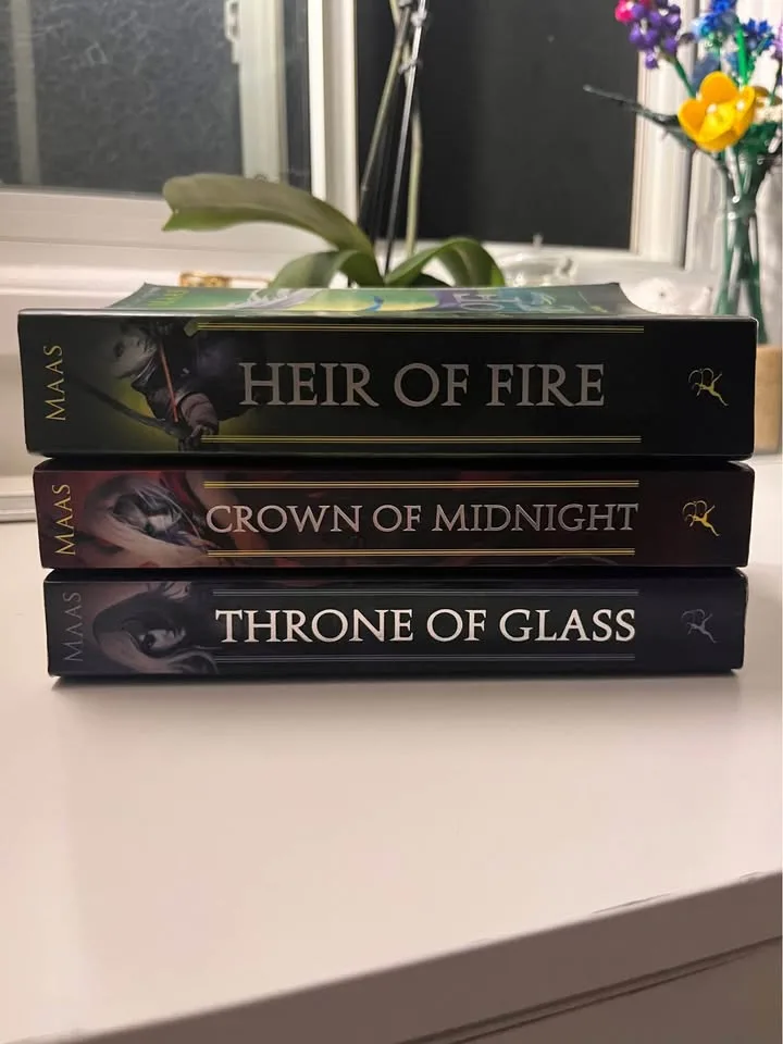 Throne of Glass Original Covers image indicator(3)