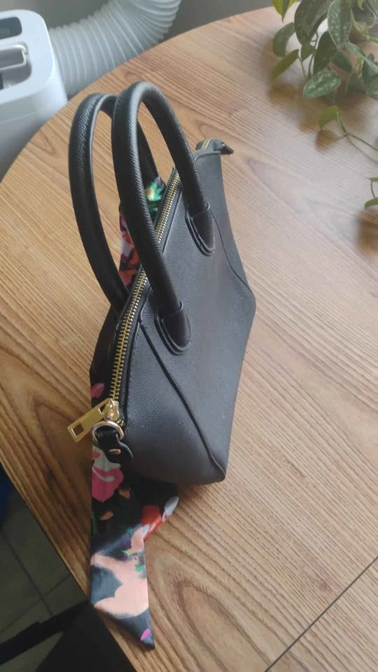 Chic Trapeze-Style Black Pebbled Satchel Bag w/ Floral Scarf - photo 2