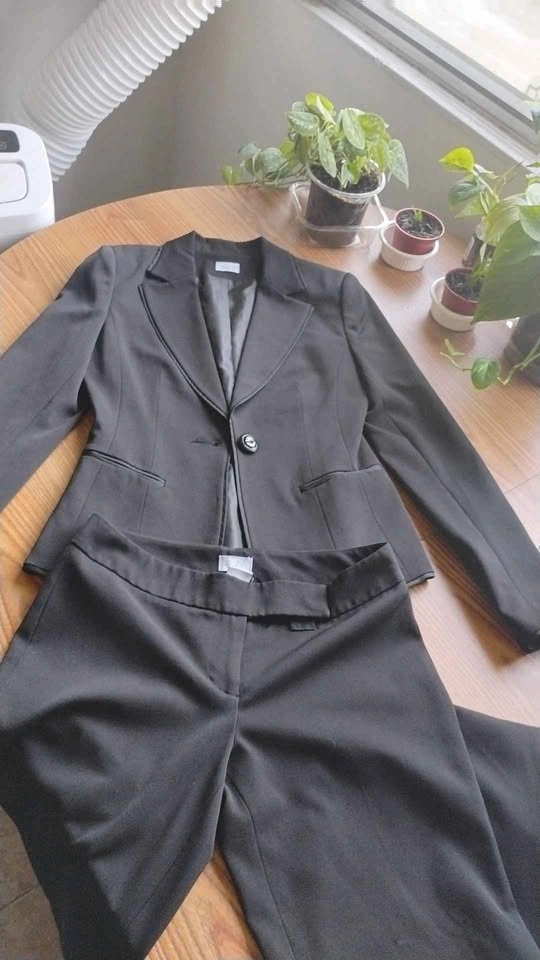 Suzy Shier Women's Full Black Pant Suit size 1/2 (XS) - photo 3