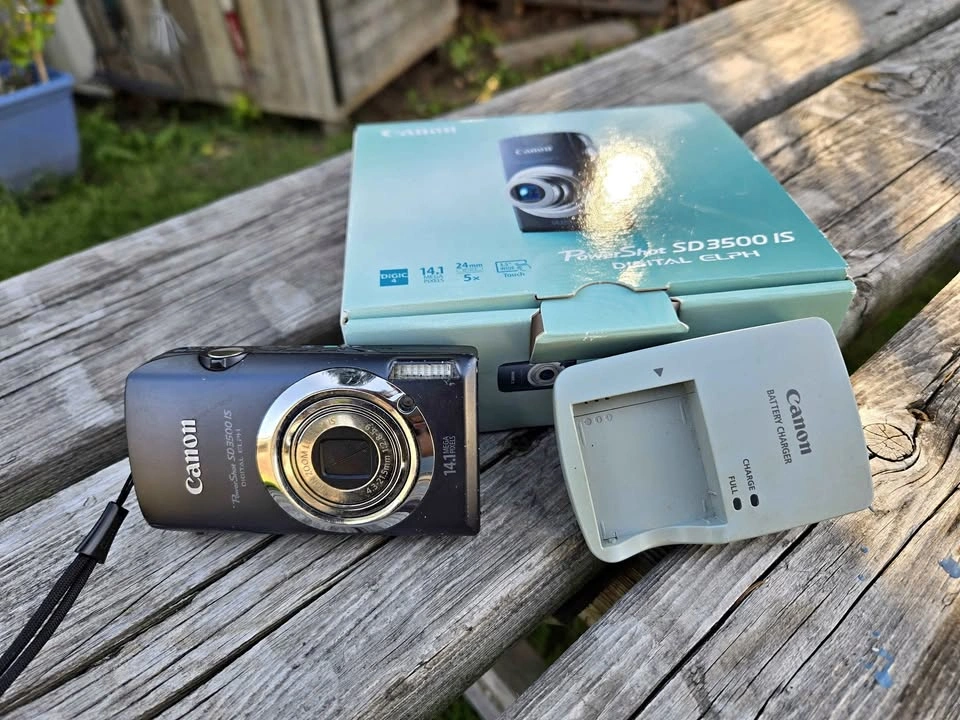 Canon PowerShot SD3500 IS Digital point and shoot