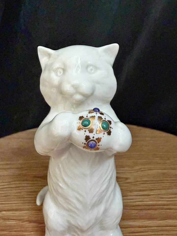 Lenox Laurels Fine Porcelain Cat Figurine with Jeweled Ball