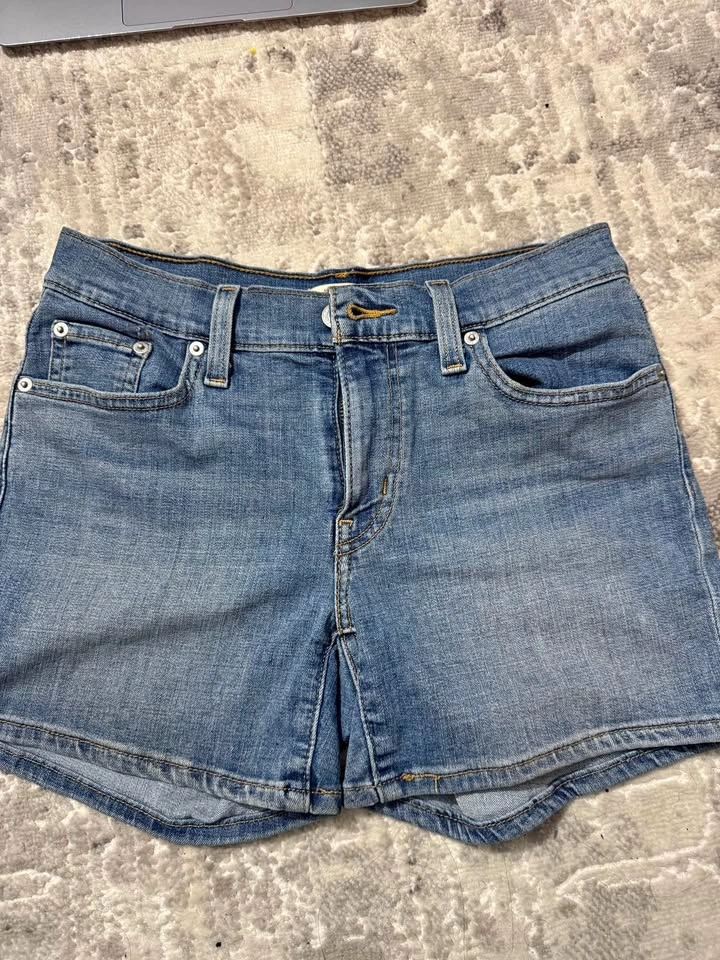blue levi’s denim shorts