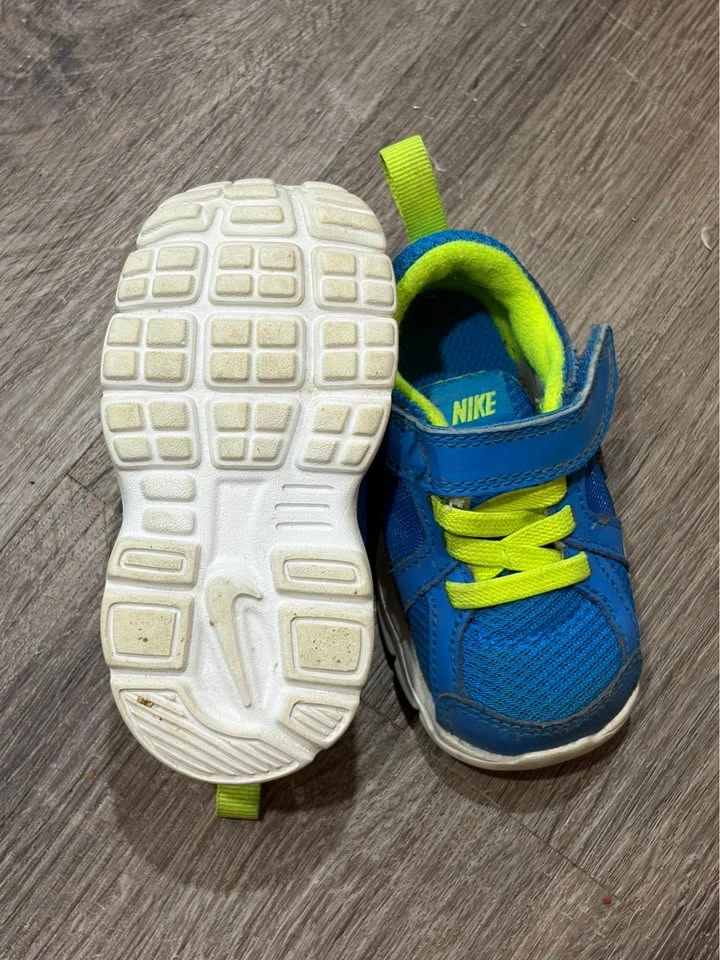 Nike Kids’ Running Shoes – Size 4C - photo 2