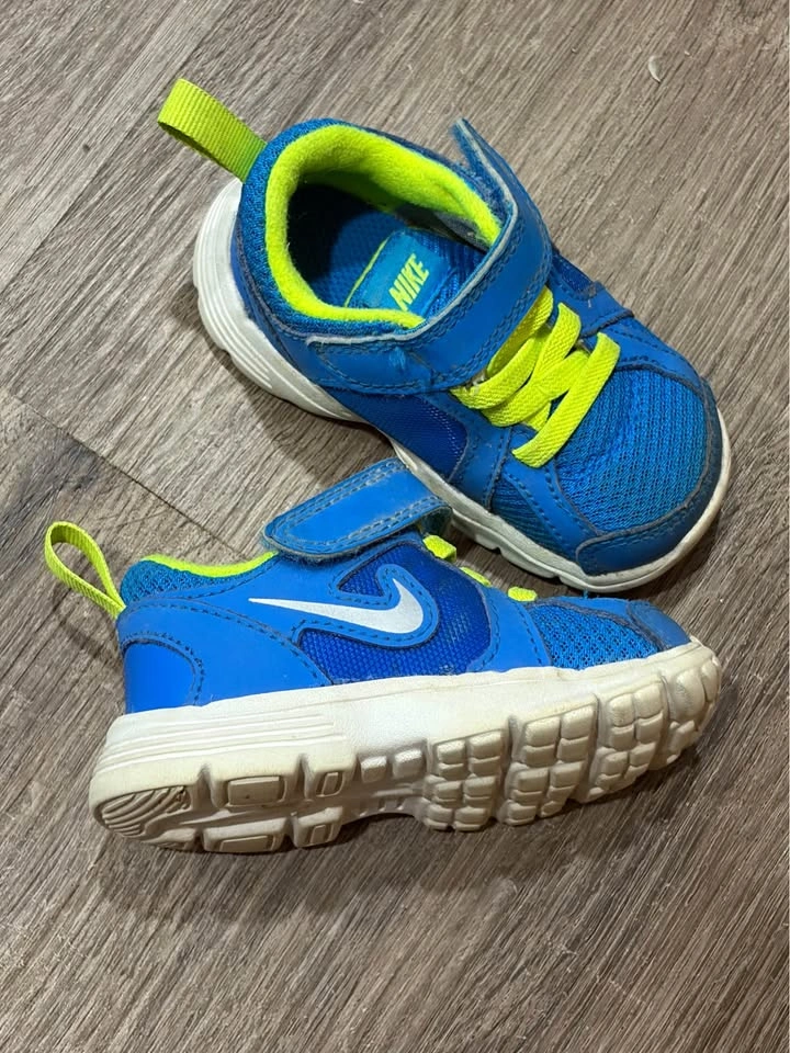 Nike Kids’ Running Shoes – Size 4C - photo 3
