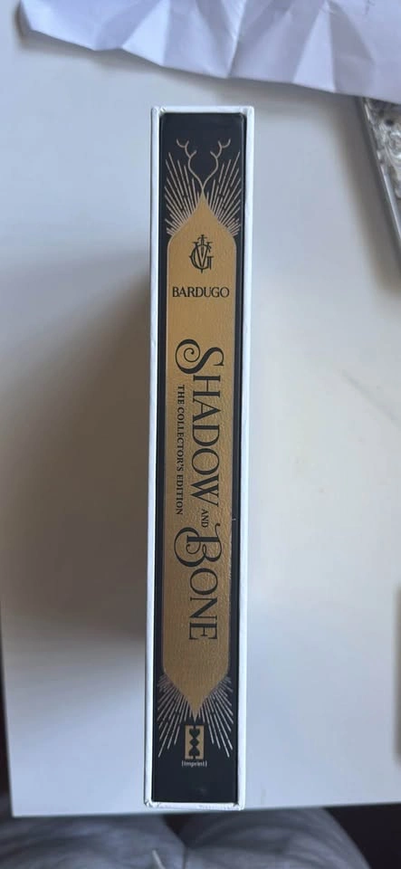 Shadow and Bone The Collectors Edition - photo 2