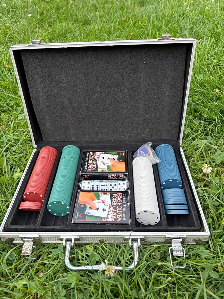 Texas Hold’em Poker Set – Complete Carrying Case
