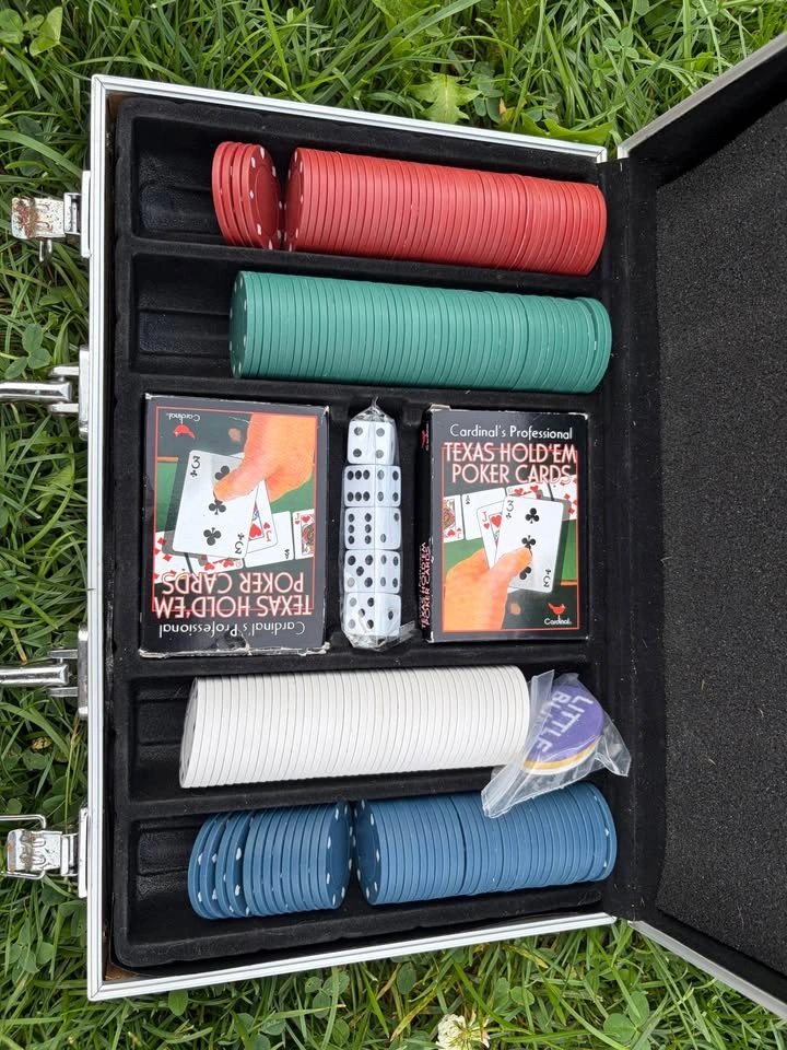 Texas Hold’em Poker Set – Complete Carrying Case - photo 3