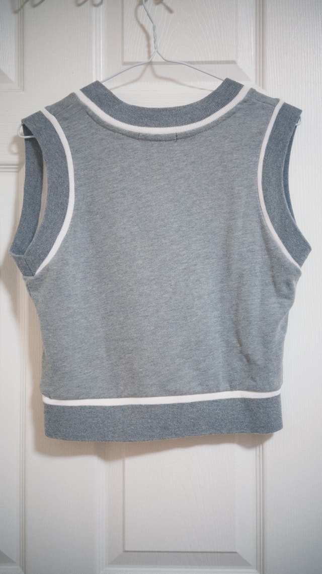 Forever 21 Grey V-Neck Cropped Sweatshirt Vest - photo 2