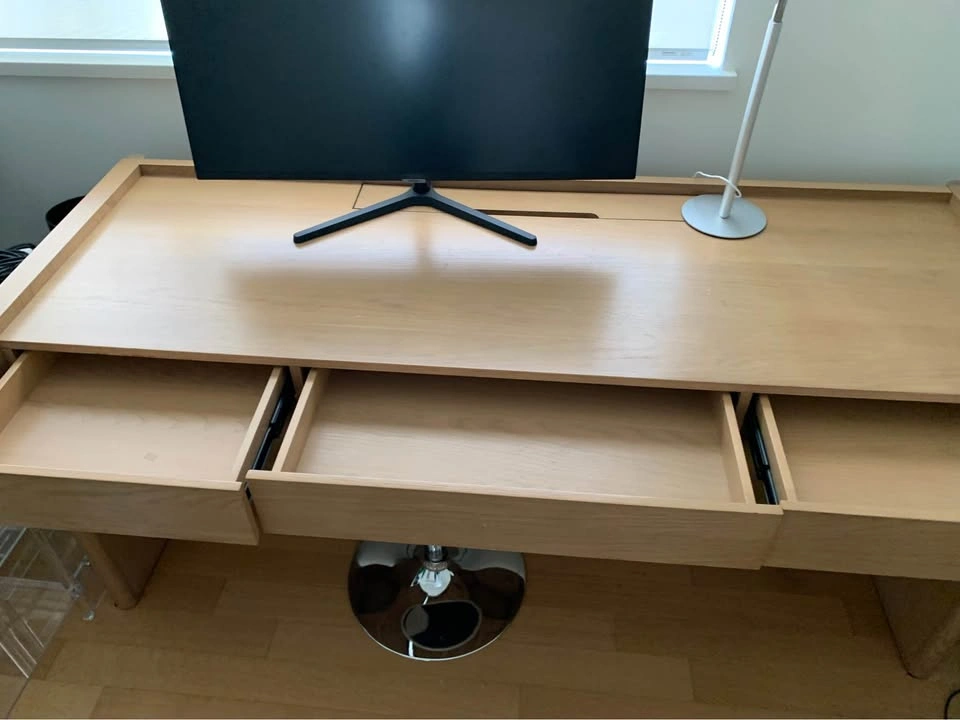 Desk - photo 2