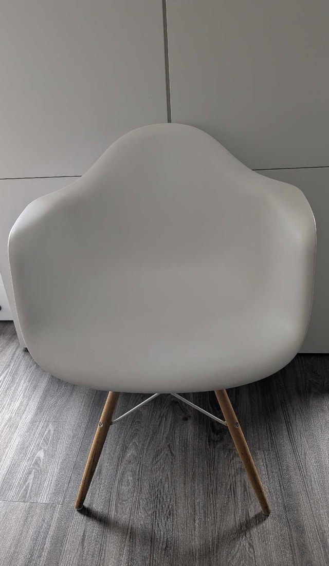 2 Herman Miller Eames Molded Plastic Armchairs - photo 2
