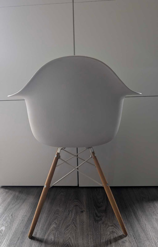 2 Herman Miller Eames Molded Plastic Armchairs - photo 3