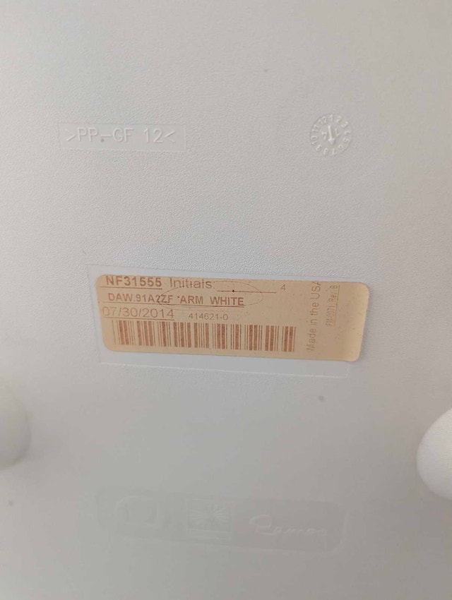 2 Herman Miller Eames Molded Plastic Armchairs - photo 4