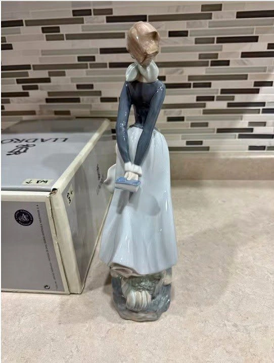 Lladró "Sea Breeze" (#4922) Vintage Porcelain Figurine