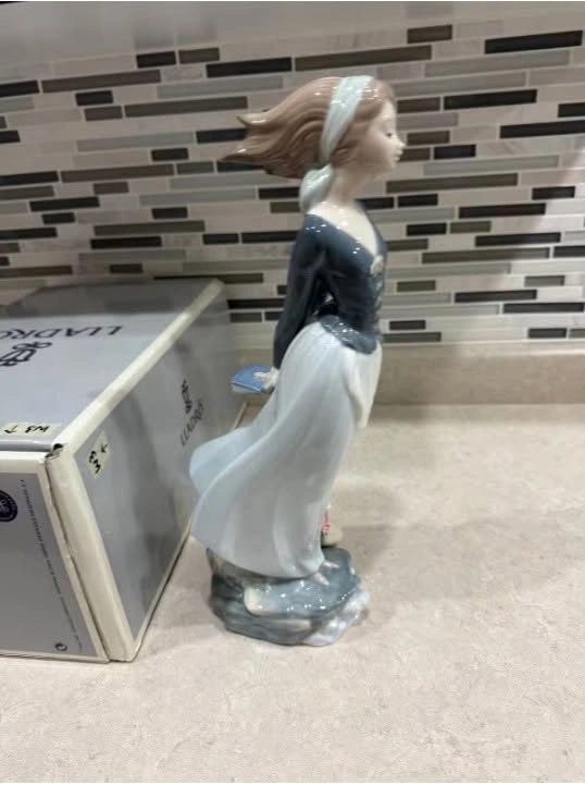Lladró "Sea Breeze" (#4922) Vintage Porcelain Figurine - photo 2
