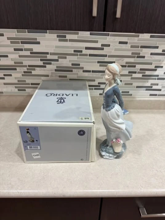 Lladró "Sea Breeze" (#4922) Vintage Porcelain Figurine - photo 3
