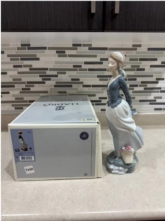 Lladró "Sea Breeze" (#4922) Vintage Porcelain Figurine - photo 4