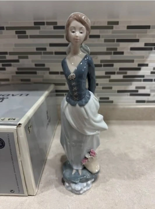 Lladró "Sea Breeze" (#4922) Vintage Porcelain Figurine - photo 5