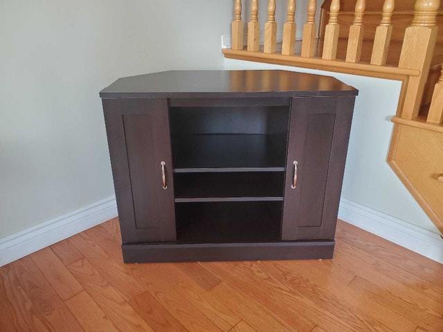 Corner Shelf / TV Stand