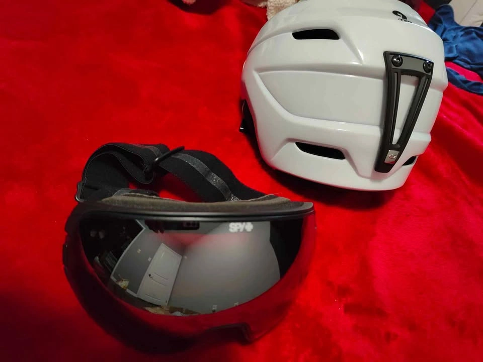 Sports helmet and ski goggles - photo 2