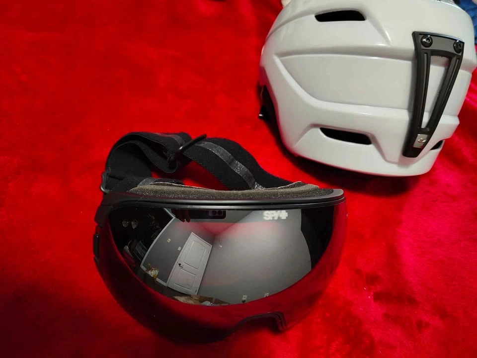 Sports helmet and ski goggles - photo 3
