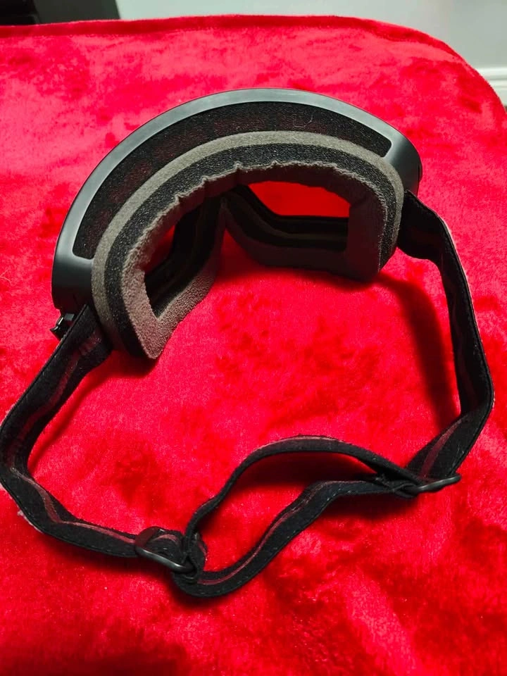 Sports helmet and ski goggles - photo 4