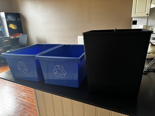Garbage / recycling bins