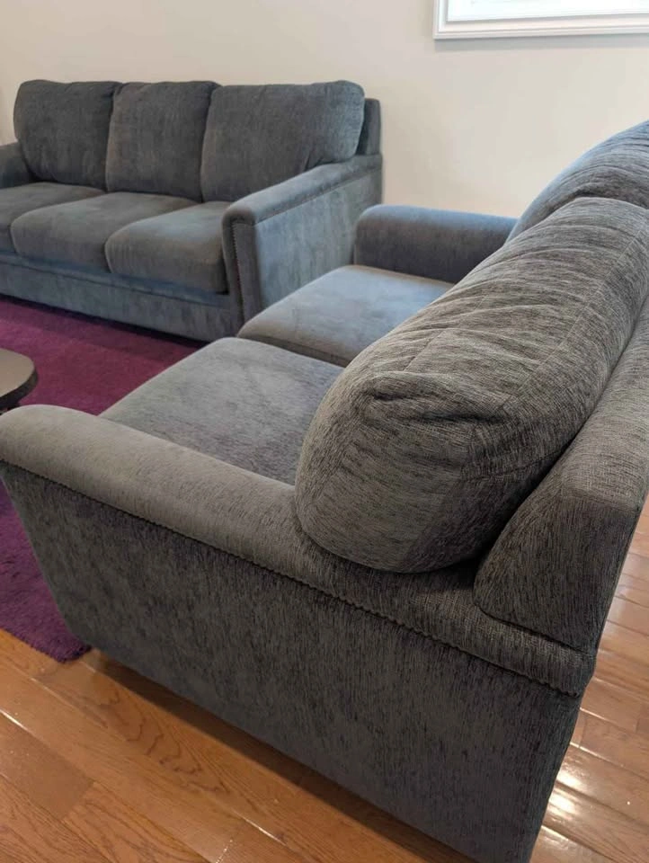 Leon’s Sofa & Loveseat Set – Charcoal Grey (Excellent Condition) - photo 2