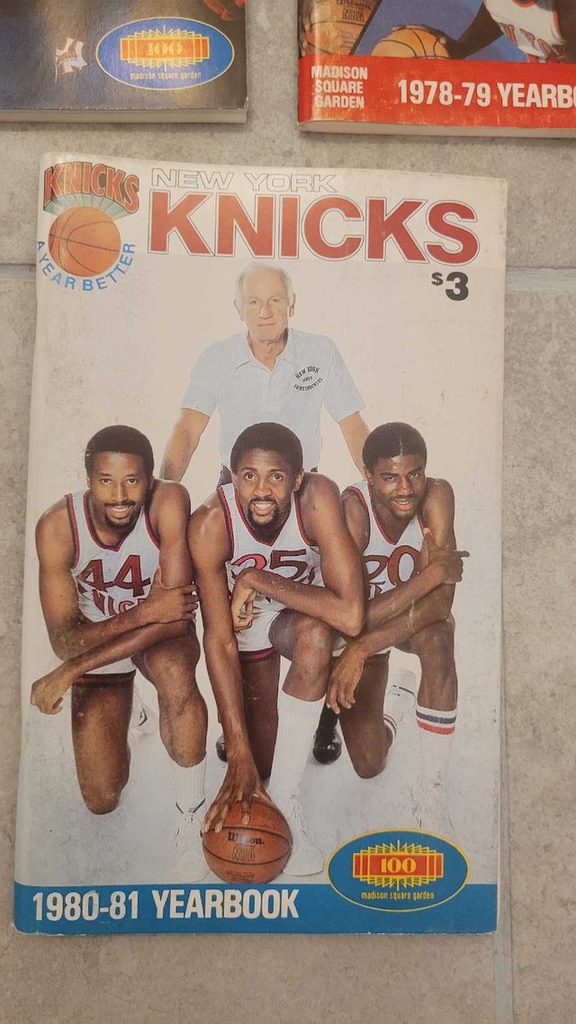 New York Knicks NBA vintage media guides - photo 2