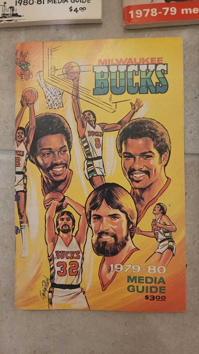 Milwaukee Bucks NBA vintage media guides - photo 3