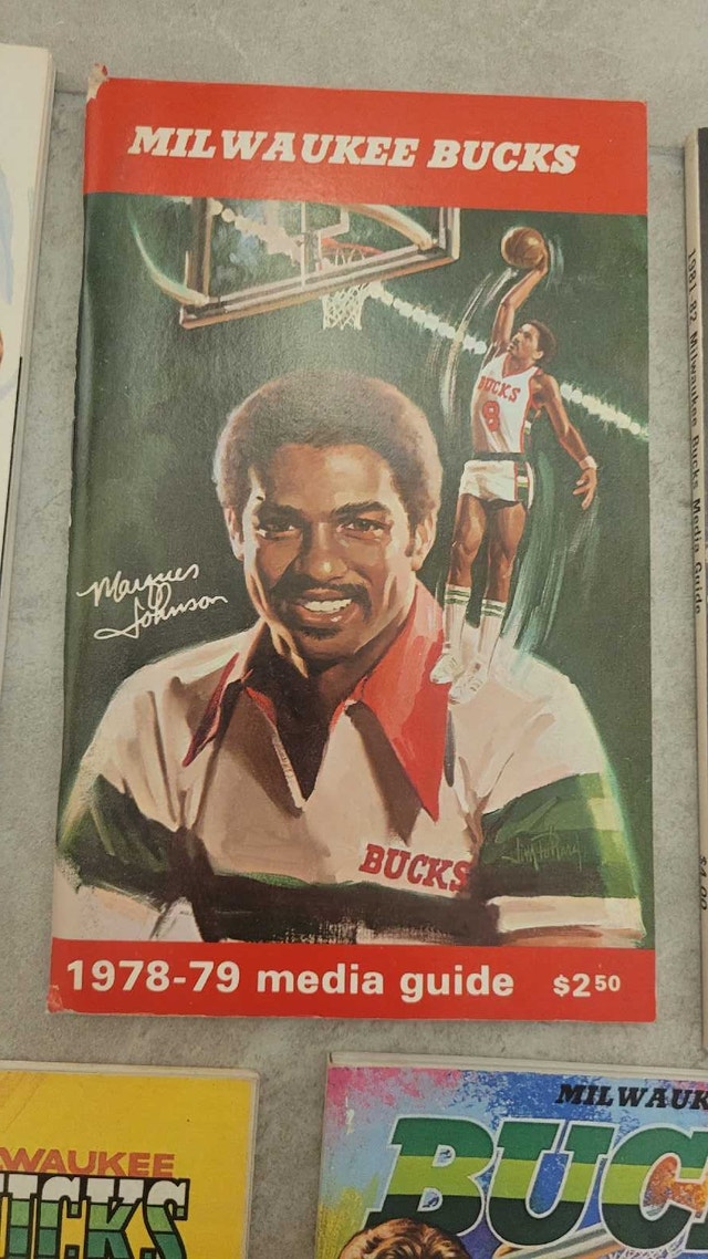 Milwaukee Bucks NBA vintage media guides - photo 5