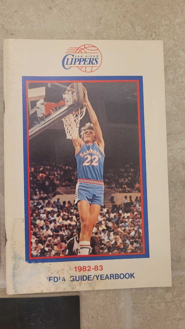 San Diego Clippers vintage NBA media guides - photo 4