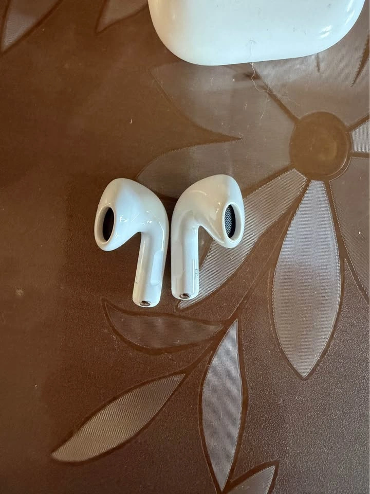 Apple AirPods (3rd Generation) with Charging Case - photo 3