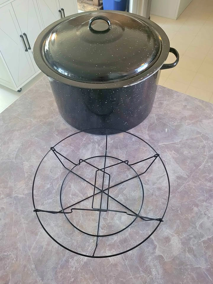 Black speckled enamel stock pot/canning pot
