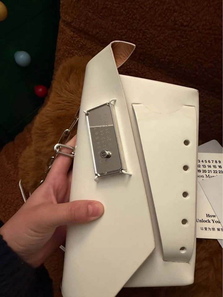 Authentic Maison Margiela Snatched Classique Crossbody Bag - photo 4