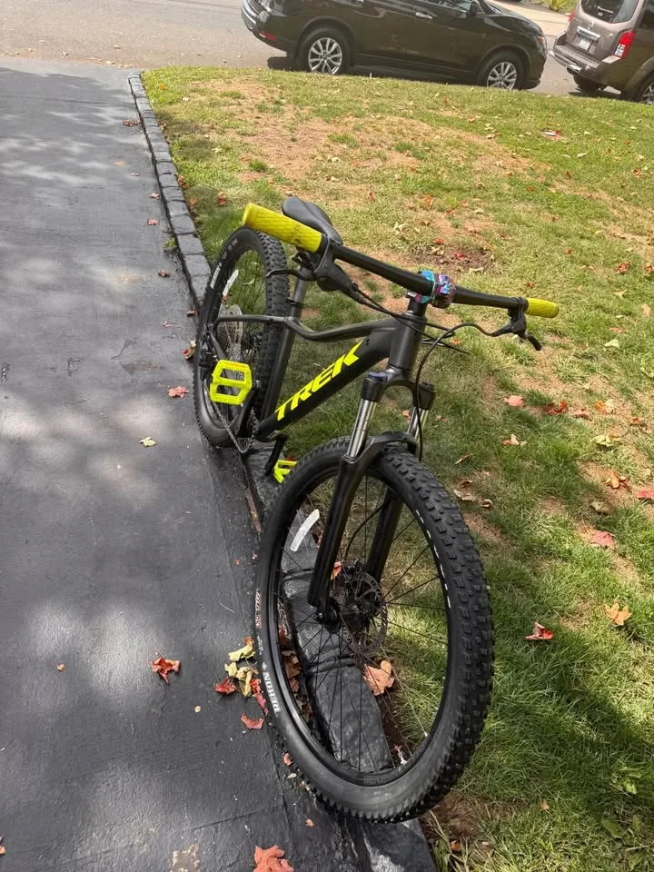 Trek Marlin 6 Bike with upgraded tires image indicator(2)