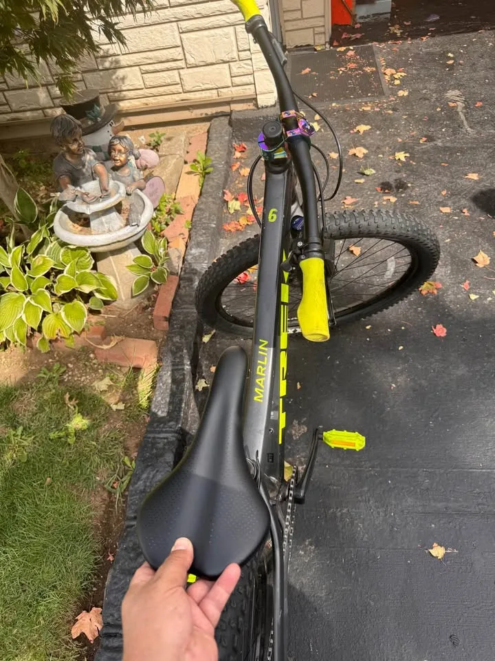 Trek Marlin 6 Bike with upgraded tires image indicator(3)