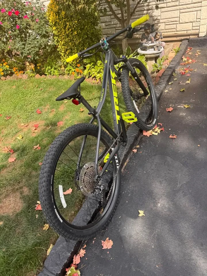 Trek Marlin 6 Bike with upgraded tires image indicator(4)