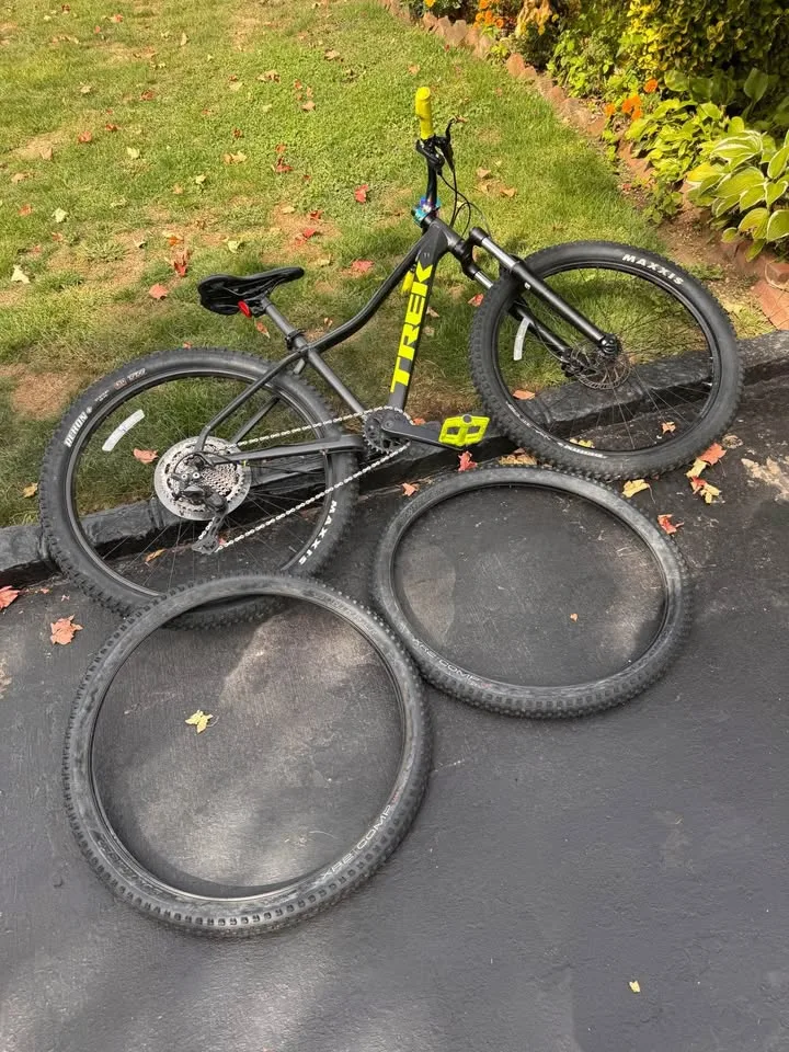 Trek Marlin 6 Bike with upgraded tires image indicator(5)