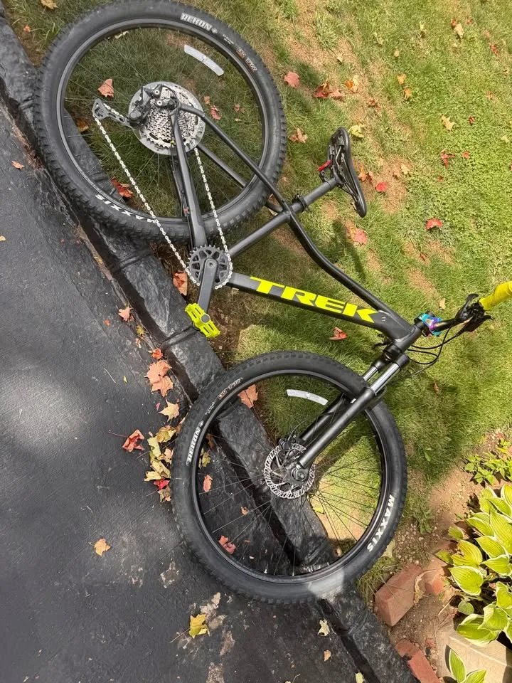 Trek Marlin 6 Bike with upgraded tires image indicator(8)